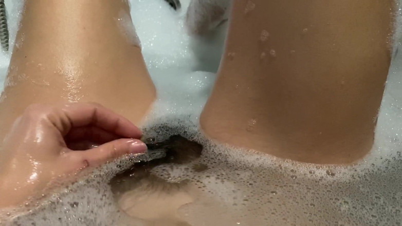 Cuteblonde666: Hairy bush underwater in the bathtub