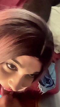 Trans Dziewczyna głębokie gardło mokro i dostaje spust w ustach