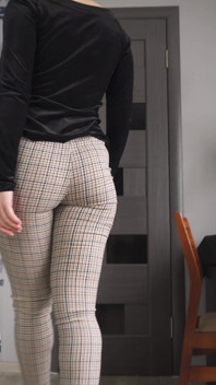 Oficinista muestra el culo en pantalones super ajustados