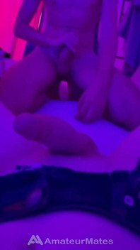 Băiatul drept roșcat neted face o afacere cu colegul de cameră Twink pentru distracție
