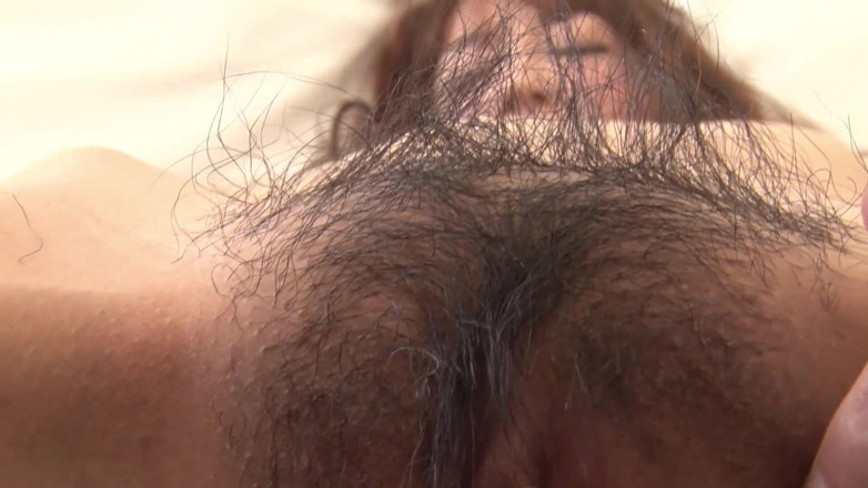 Caribbeancom: Une jolie japonaise brune se fait séduire la chatte dans...
