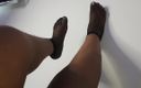 Mara Exotic: Solo piedi in calze a rete provocano
