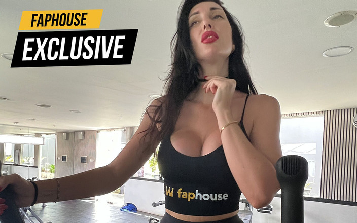 LizaVirgin: Seks w szatni z trenerem