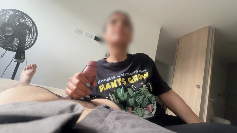 Time traveler: 可爱的娇小女仆给老板撸管，然后操她的主人 第1部分