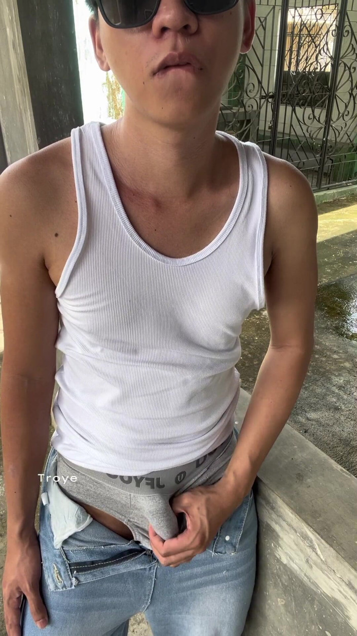 Troye_AsianPinoy: Aziatische jongen is te heet in zijn witte topje en...