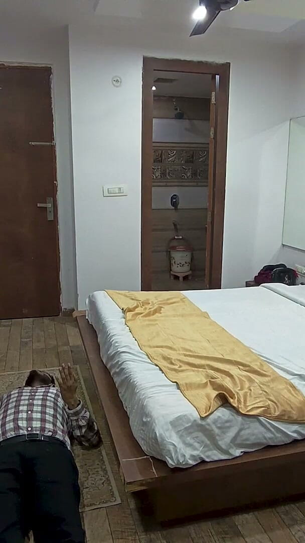 Indian mistress femdom studio: Shivni üvey erkek kardeşini cezalandırıyor