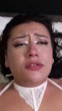 Chica guapa aguantando la presión de la polla