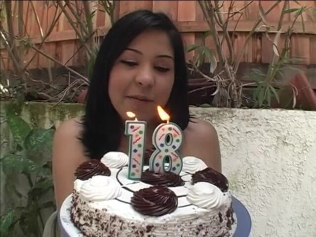 Euro Babes: Dość naturalna laska jedzie kutasa aż do wytrysku na twarz