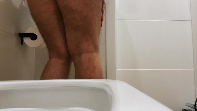 Culon: Кросдресер з великою сідницею в міні-спідниці пісяє