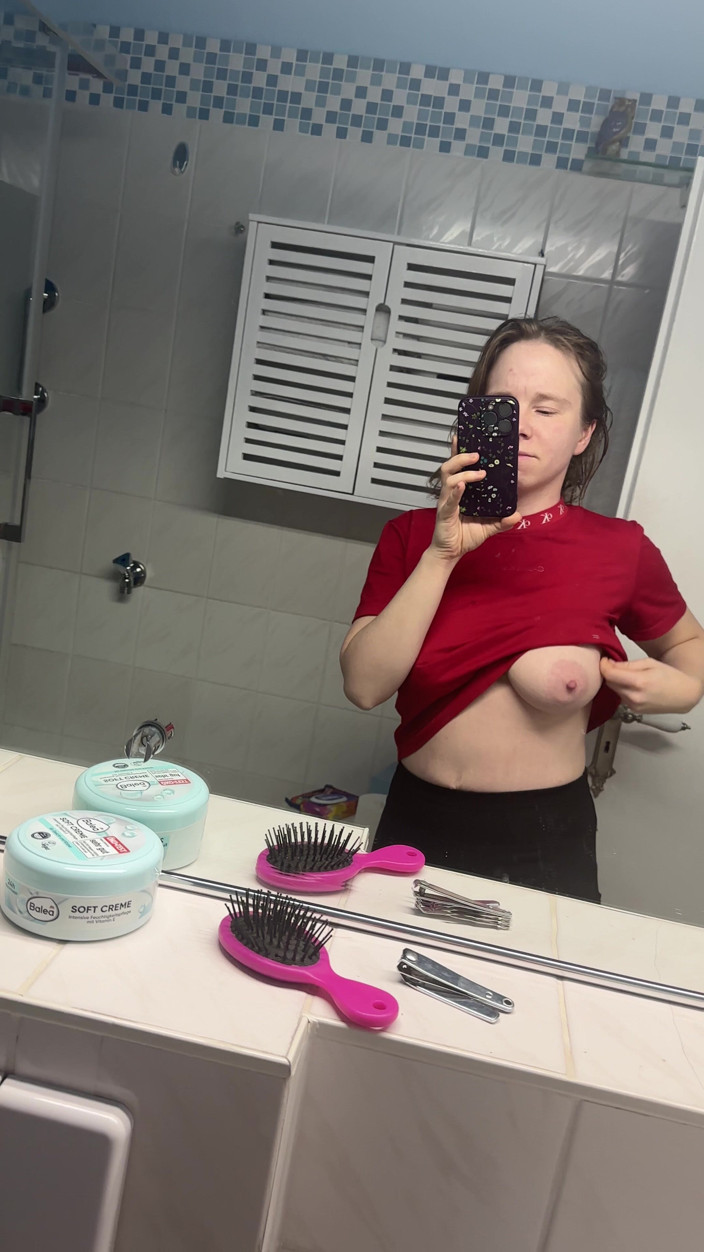 SweetLucy96: Göğüsler fazlasıyla şımartılmış ve yağlanmış