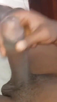 Nata4sex leží v posteli a hladí mého tvrdého ptáka