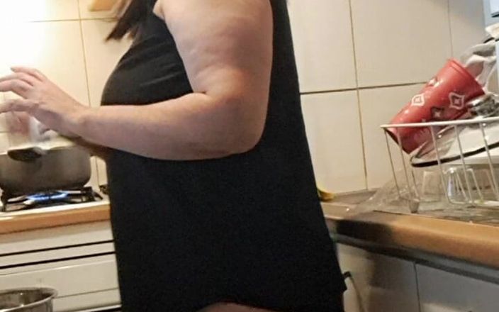 Mommy big hairy pussy: MILF in Kitchen Working