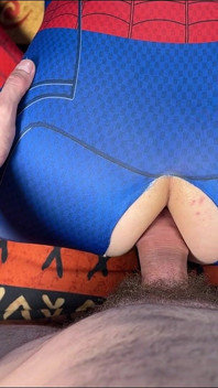 Ekskluzywny Spider-man zostaje zerżnięty w ciasną dziurę
