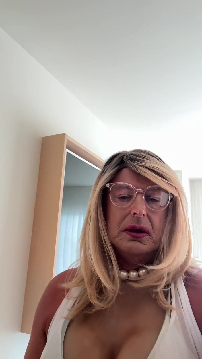 Kelly CD 2022: La sexy travestita kellycd2022 in vacanza nel mio bikini d'argento