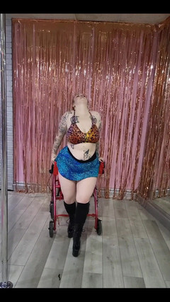 Bunny Royle: Bermain-main dengan menari pada bantuan mobiliti saya di studio tiang