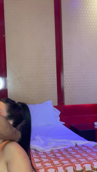 Šukej mě a potrestej mě, tati! Drsný sex s černými rukavicemi a fackování končí creampie!