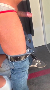 Story # 14: Vero sesso nel camerino - la bionda si scopa il cazzo e le palle in fondo alla gola in un posto