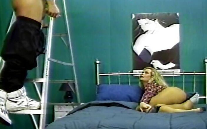 Vintage Babes: Este o curvă minunată căreia îi place să se joace cu...