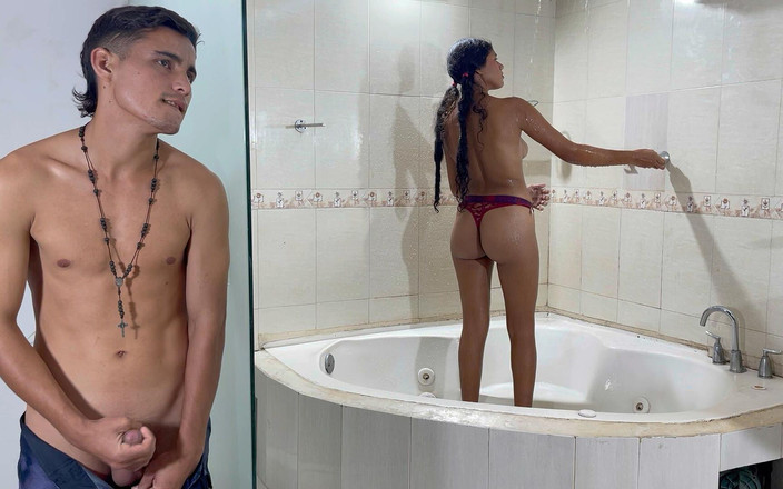 SOFIAYRIKY: 我躲在害羞的继妹的淋浴里，最后给了她一生中最好的性爱，直到我射在她脸上