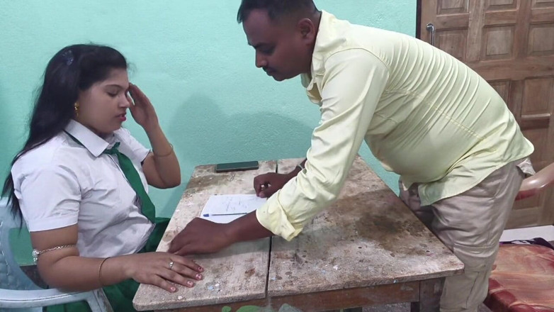 Sona bhabhi: Cikgu tuisyen mengongkek saya dengan keras di dalam bilik saya...