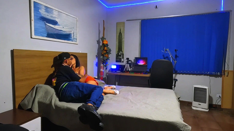 NatzinhaMorena: V kuchyni se opře o lednici a žádá mě o další