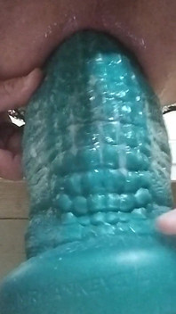 CDトランスはセルフフィストの前に巨大なディルドに乗る