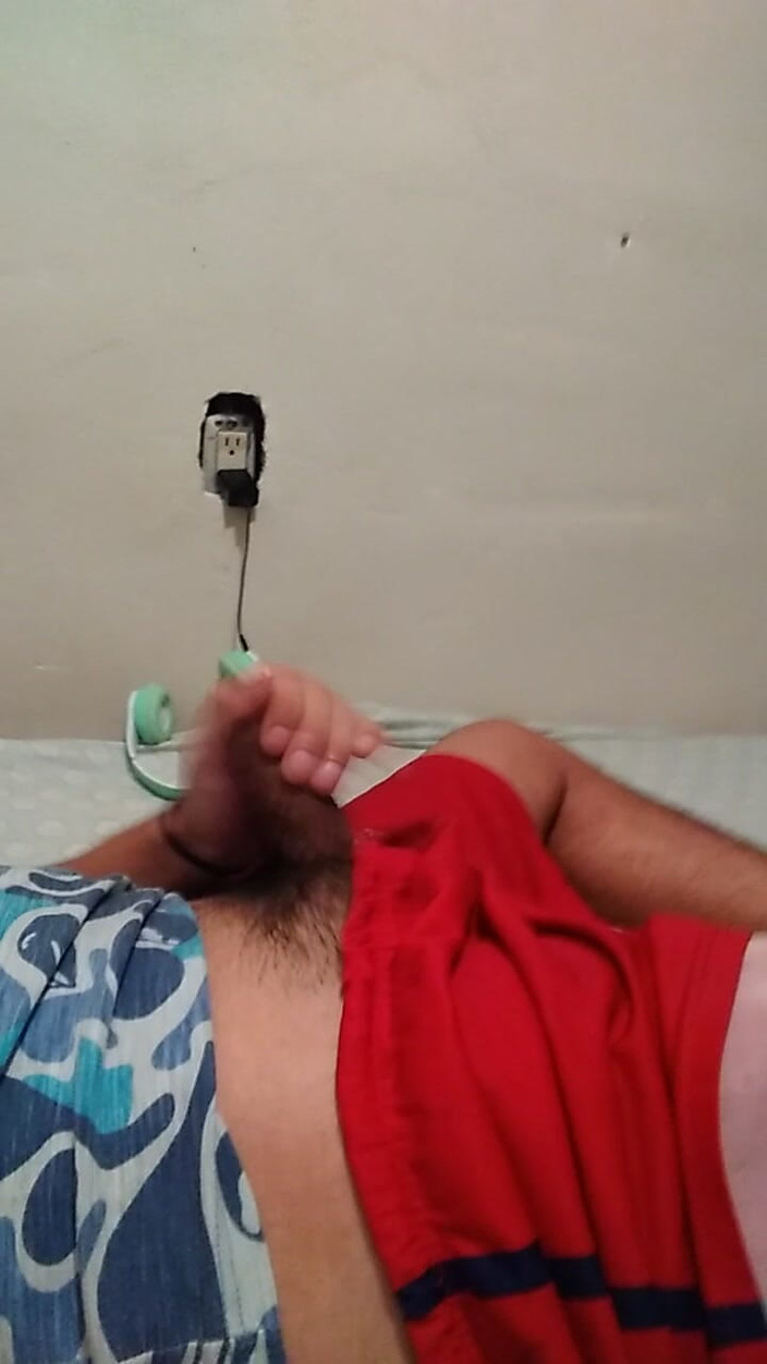 AlexAlejandro13: बिस्तर में हॉट लड़का