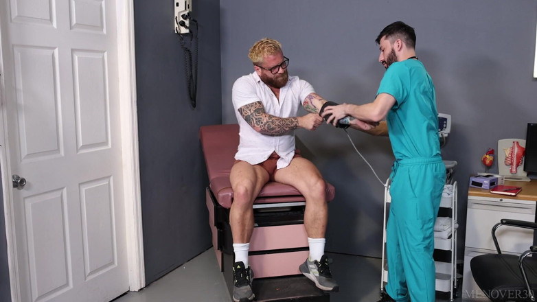 Pride studios: Mężczyźni po 30 - Doktor rozwiązuje problem gardła Riley Mitchel ze swoim...