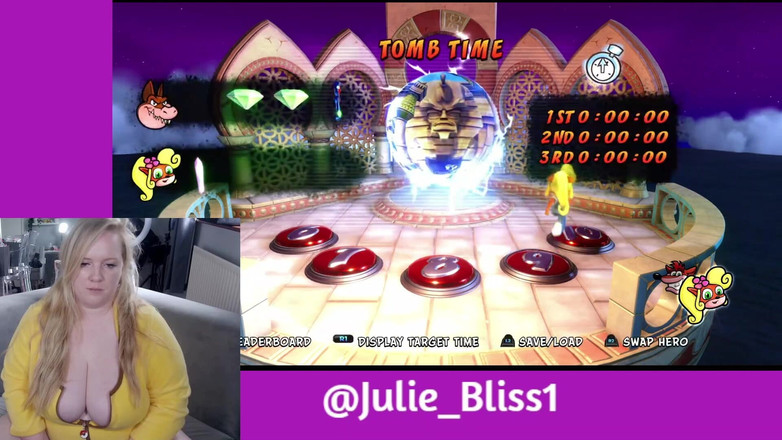 Julie Bliss: Дівчина-геймер - crash bandicoot 3