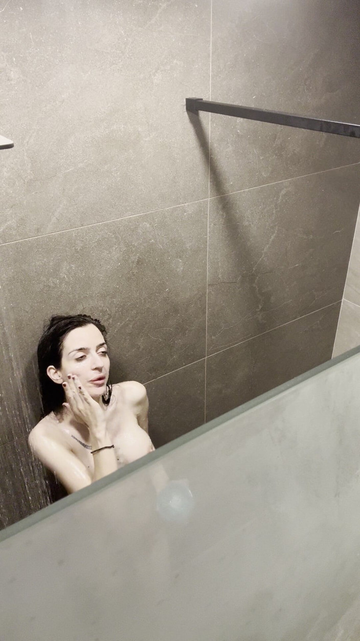 silicone_brunette: Fotocamera nel mio bagno