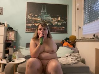 One Arm Girl: Mijn kleine poesje neuken met een grote komkommer