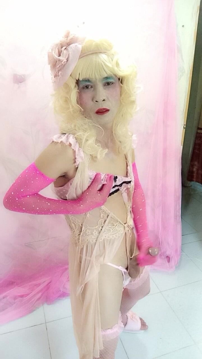 nguyen dang thien tri: Oanh Le สวมเสื้อผ้าเซ็กซี่เป็นเซลฟี่