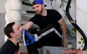 Gay Kink Couple: Ein zerquetschtes Whippet-Plätzchen von den masters-sneakersohlen lecken