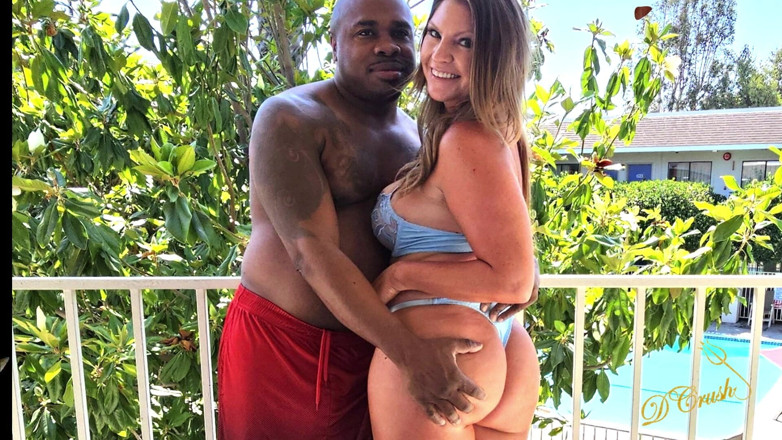 Dcrush: Blonda MILF Din California Are Parte De "zdrobire"