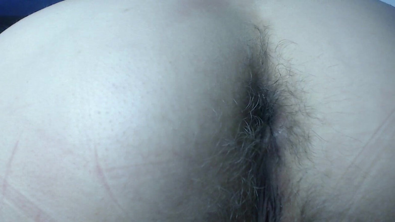 Risky Hairy Couple: 継母が尻で遊んでいるのを見て