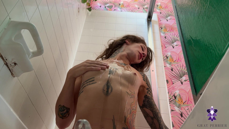 Gray Perrier: Obryně si tře její naolejované nohy, prsa a zadek na...