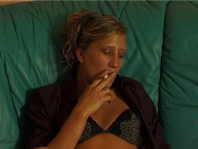 Lucky Wankerz: Einsames brünettes küken füllt ihre muschi mit einem großen dildo