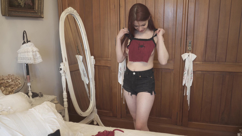 Dolls Cult: Sissi'nin fikrini soran birkaç kıyafeti değiştiriyorum ama aynada kendime bakarken...