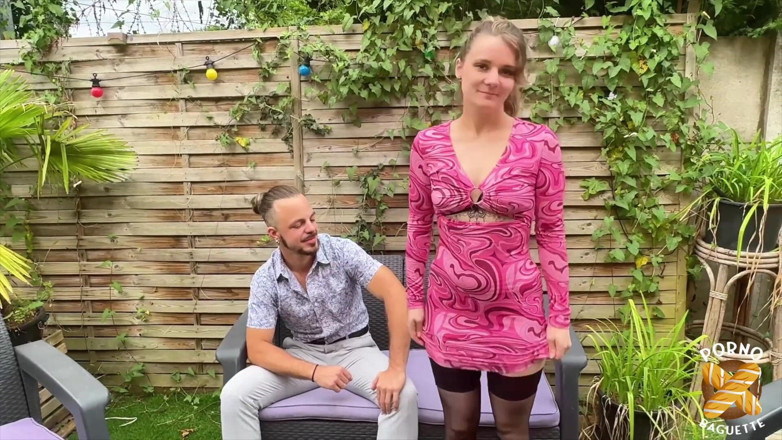 Porno Baguette: Mini kedi, güzel kız, onu sikmek için iki yarak istiyor