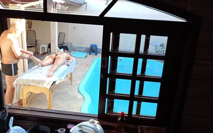 Gabi SweetCouplesStories: Havuz kenarında masaj yaptırmaya gitti ve sonunda elle muamele ve...