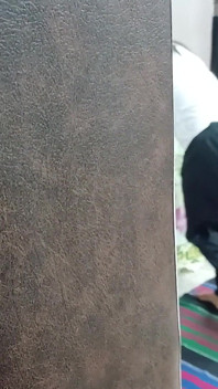 Il fratellastro scopa la sua bella sorellastra mentre lei guarda un film