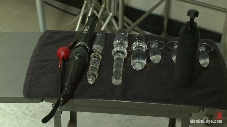 Men on Edge: Carter West tıbbi olarak muayene ediliyor ve iki tarafından sikiliyor