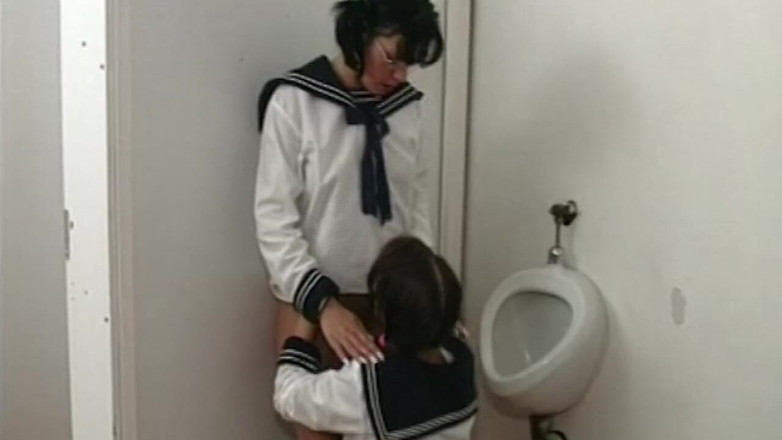 VHS-Vixxxen: Menina safada fodida no banheiro