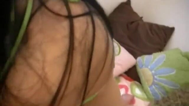 Hard raw sex: Gagică cu păr negru în bikini Se joacă Wiyh Sybian