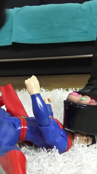 Superman Crush! Cruel Reell miażdży supermana symbolicznie dla wszystkich mężczyzn!
