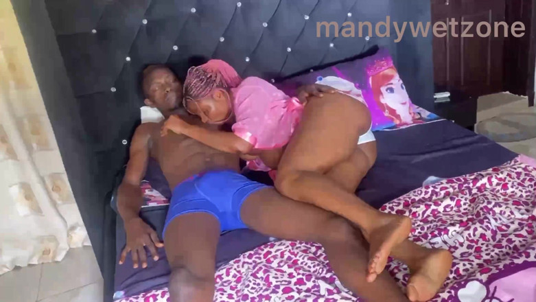 Detherapist: Un mari baise sa femme sa chatte juteuse sans pitié...
