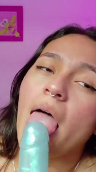 Awek kecil molek melancap pada kamera dan orgasme