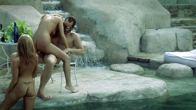 Sex All Together: सेक्सी और उपलब्ध दो सुनहरे बालों वाली कॉल पर पूलसाइड पर बड़े लंड के साथ मस्ती करती हैं