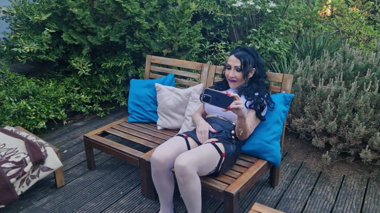 Nicole Dupapillon: Des MILF en sabots squirtent et pissent