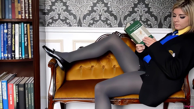 College Uniform: Naomi K tease z udziałem Naomi K